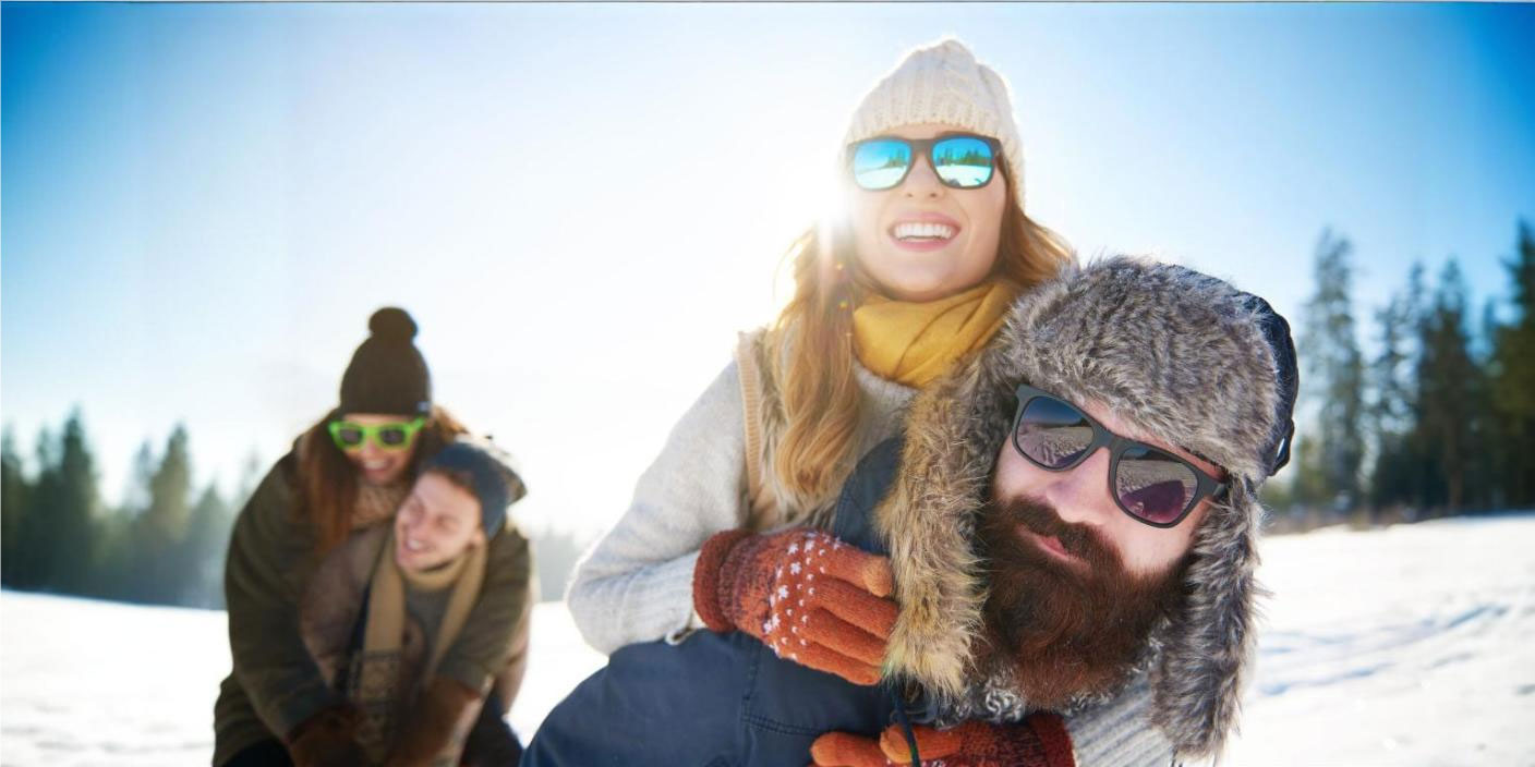 Gruppe lachender Freunde im Schnee