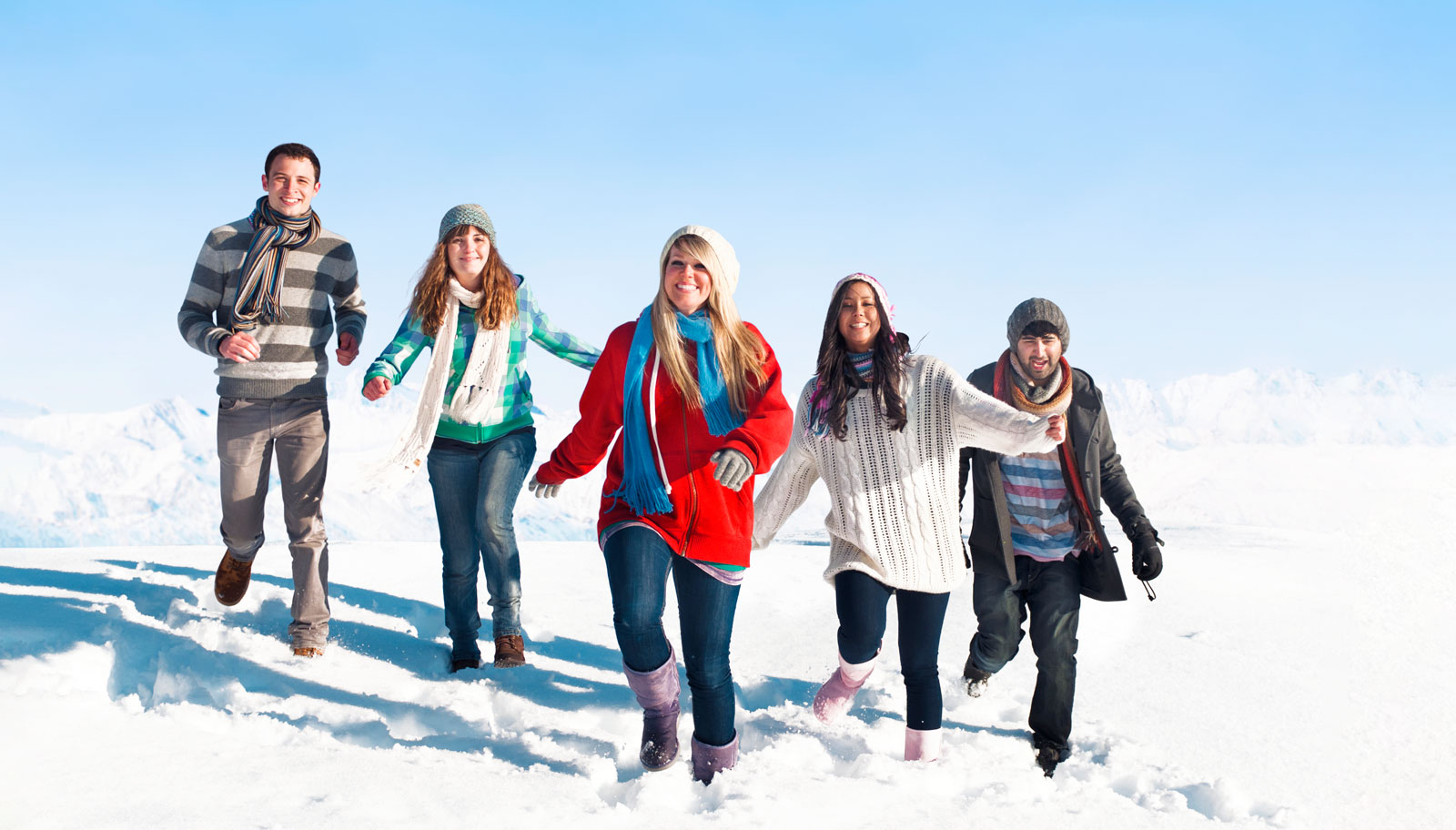 Gruppe Menschen läuft durch Schnee.